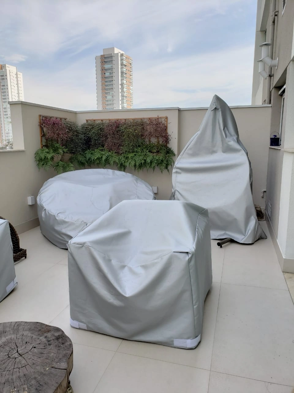 Móvel protegido com capa impermeável para área externa