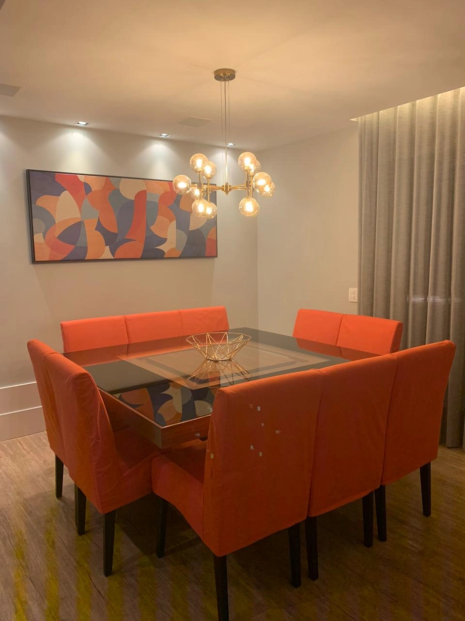 Sala de estar com sofá em capa sob medida clara
