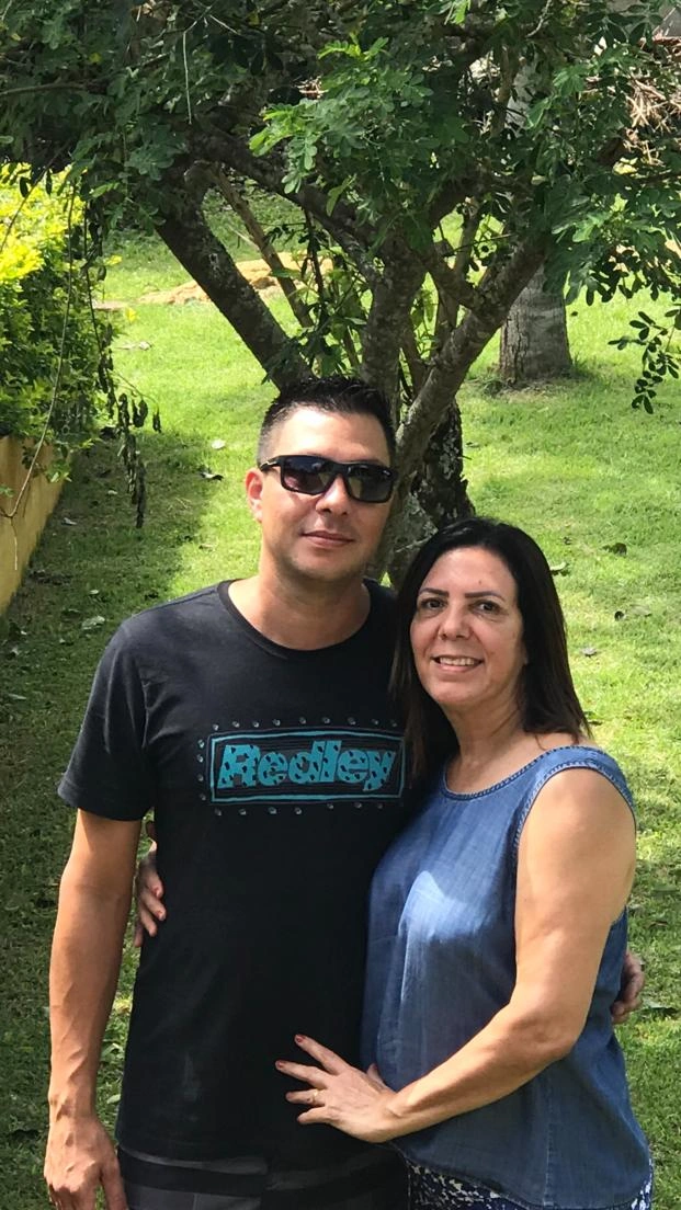 Simone com seu filho ao ar livre